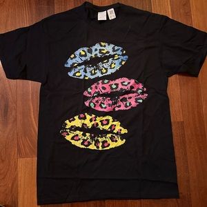 Black T-shirt with leopard print neon lips